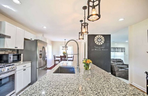 Northwest Los Angeles Heights House | Modern Mid-Term Large Yard Pet-Friendly - Sleeps 7