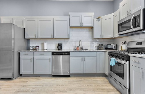 Downtown Omaha Apartment | Modern Midtown 1B Apartment | King Bed & Smart TVs