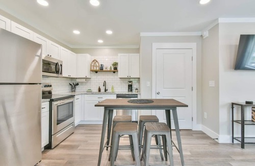 Helen House | Modern Minimalist Suite 101