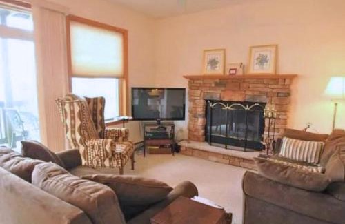 Tannersville House | Modern Mountain Chalet Ski, Hike, & Explore