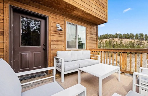Bailey Ski Chalet | Modern Mountain Chalet - Walk to Town