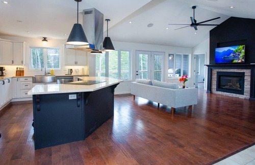 Haliburton House | Modern Mountain House in the Heart of Haliburton, Mins to Lake