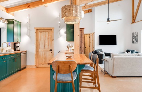 Old Fort House | Modern Mountain Home w/Hot Tub, Panoramic Views + Biltmore Pass Included