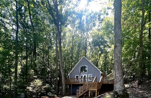 Walnut Mountain House | Modern Mountain Retreat.nSunsets.HotTub.Bring Your Dogs.nGameRoom