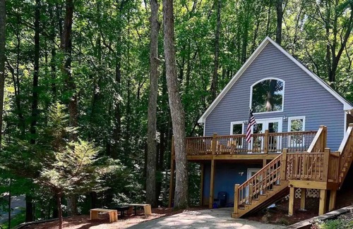 Walnut Mountain House | Modern Mountain Retreat.nSunsets.HotTub.Bring Your Dogs.nGameRoom