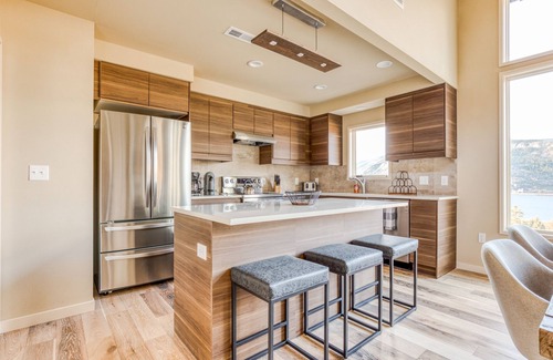 Mosier House | Modern mountain & river-view house with balcony, deck, gym, and WiFi