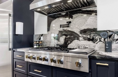Renton House | Modern Mountain View Getaway w| Huge Outdoor Space