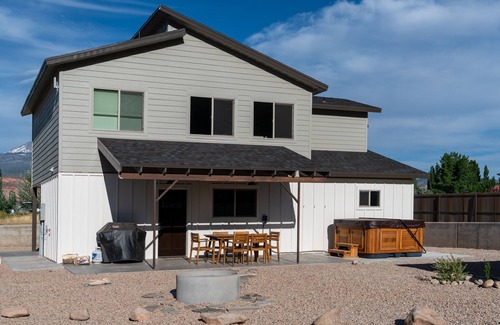 Moab South Valley House | Modern mountain view house w/private hot tub!