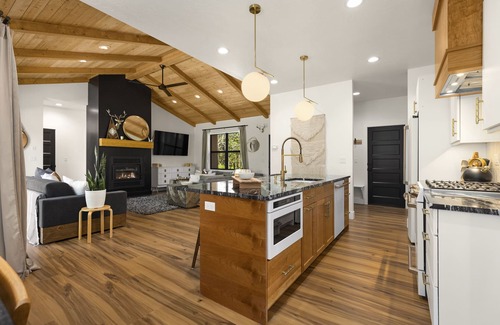 Donnelly Cabin | Modern Mtn Retreat: Lakefront, Direct Beach Access & Hot Tub by Tamarack Resort