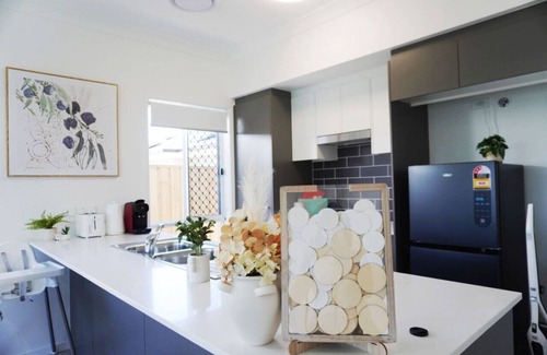 Redbank Plains House | Modern Nest with 4 bedrooms