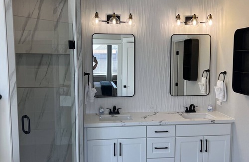 Tri-Cities House | Modern New Build HOT TUB & White Marble 4/2 #4731
