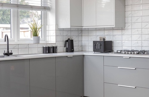 Erdington House | Modern, Newly Renovated 6-Bedroom Home