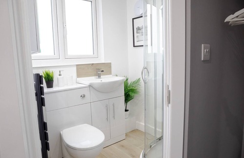 Erdington House | Modern, Newly Renovated 6-Bedroom Home