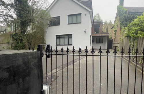 Underhill House | Modern North London Oasis - Modern House w/ Parking and Garden
