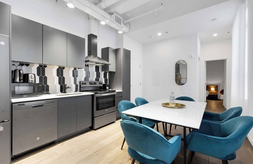 Downtown Montreal Apartment | Modern One-Bedroom|Downtown Steps from Centre Bell