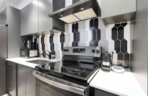 Downtown Montreal Apartment | Modern One-Bedroom|Downtown Steps from Centre Bell