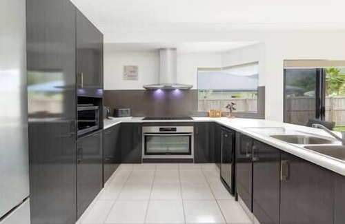 Trinity Beach House | Modern Pet Friendly Home, BBQ & Large Backyard