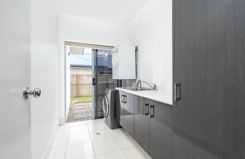 Trinity Beach House | Modern Pet Friendly Home, BBQ & Large Backyard