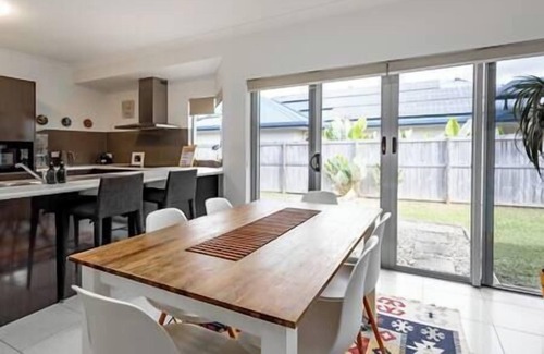Trinity Beach House | Modern Pet Friendly Home, BBQ & Large Backyard