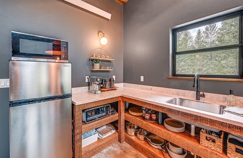 Polson Cabin | Modern Polson Cabin w/Deck Near Flathead Lake!