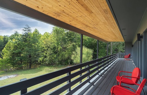 Coxs Creek House | Modern, private 3 bedroom 3 bath retreat in the heart of bourbon country.