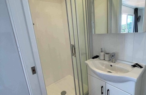 Paihia Cabin | Modern private cabin, breathtaking ocean & bush views, natural light & quiet
