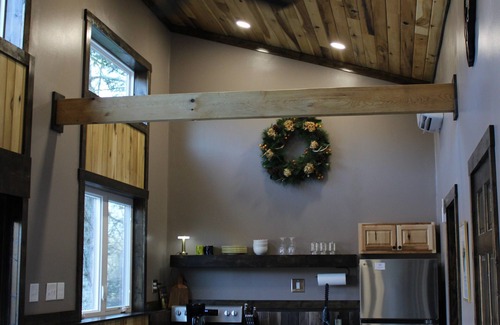 Marlinton Ski Chalet | Modern + Private Cabin in Marlinton, WiFi, single level, trail side! New 2025