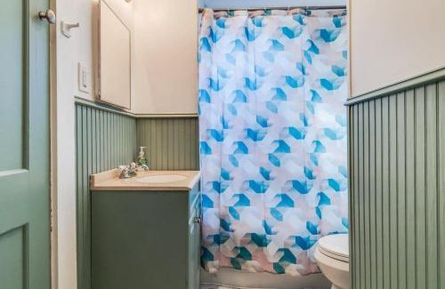 Freetown - Port Rico House | Modern Private Room in a Shared Home at Lafayette