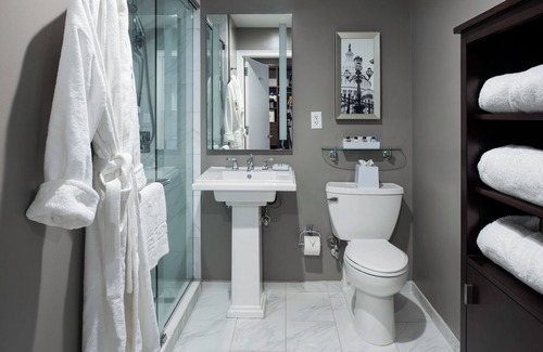 Capitol Hill Hotel | Modern Queen Stay Near DC Attractions! Gym Access, Onsite Bar and Restaurant!