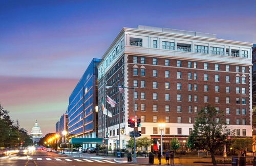 Capitol Hill Hotel | Modern Queen Stay Near DC Attractions! Gym Access, Onsite Bar and Restaurant!