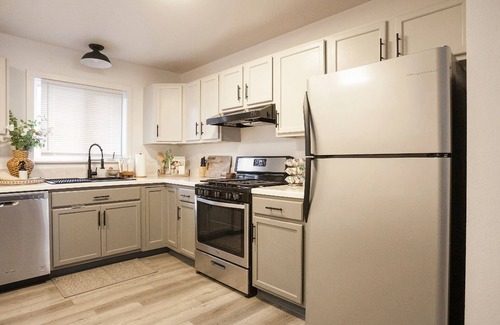 University Area House | Modern ranch, stylish hidden π in the most convenient U-MED DISTRICT!