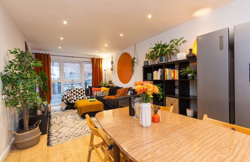 Neepsend Apartment | Modern Retreat: 2BD Apt with Lush Greenery in Sheffield