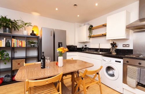 Neepsend Apartment | Modern Retreat: 2BD Apt with Lush Greenery in Sheffield