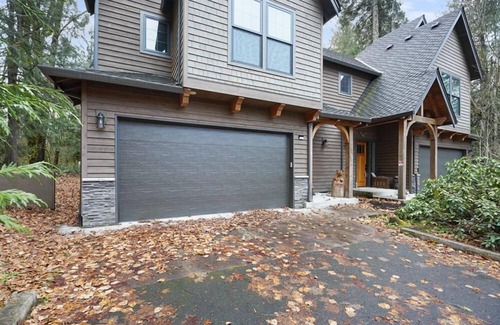 Welches House | Modern Retreat in Mt Hood | Dog Friendly