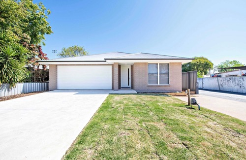 Dubbo House | Modern Retreat - Near CBD, 4BR Comfort