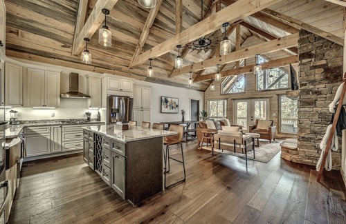 Ellijay Cabin | Modern retreat w/VIEWS and hot tub