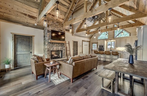 Ellijay Cabin | Modern retreat w/VIEWS and hot tub
