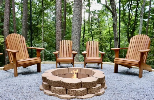 Ellijay Cabin | Modern retreat w/VIEWS and hot tub