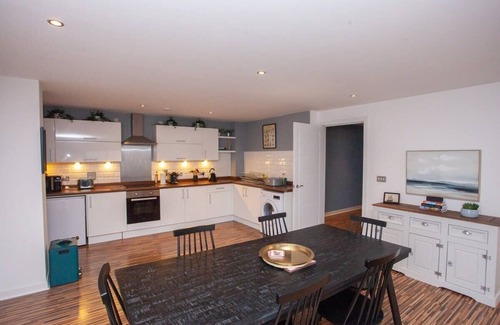Glasgow Westend Apartment | Modern Riverside Flat in Glasgow City