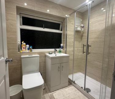 Waltham Cross House | Modern Room in Cheshunt