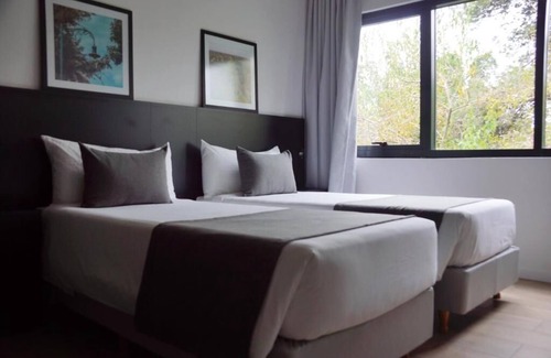 Villa Udaondo Hotel | Modern Room Near Morón Reserve and Feria With Free Breakfast