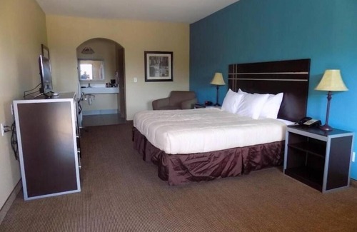 Moulton Hotel | Modern Room Near Tracie’s Bar With Pet Access And Free Breakfast