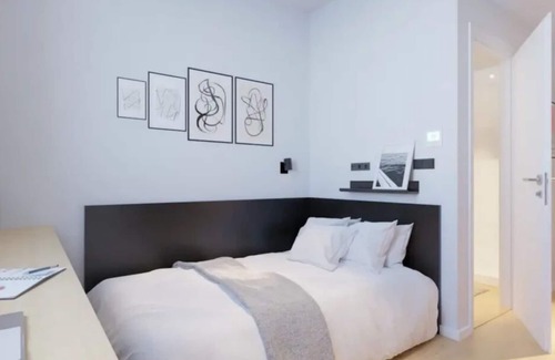 Milagrosa Apartment | Modern Room with High-Speed Wi-Fi in Pamplona
