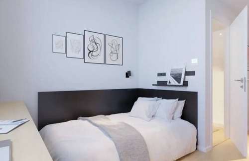 Milagrosa Apartment | Modern Room with High-Speed Wi-Fi in Pamplona
