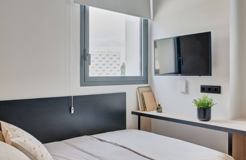 Milagrosa Apartment | Modern Room with Wi-Fi in Pamplona, Sleeps 2