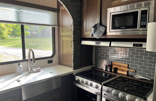 Grand Rapids House | Modern RV come “GLAMP” in style