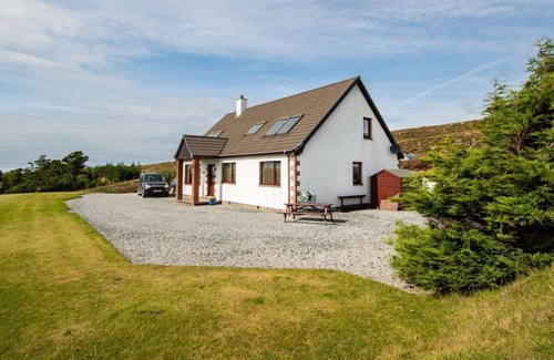 Gairloch Apartment | MODERN SELF-CONTAINED APARTMENT WITH SURROUNDING SEA AND MOUNTAIN VIEWS