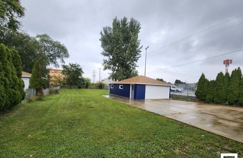 Milwaukee House | Modern Single Family Home with lot of Parking.