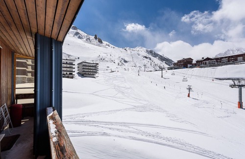 Le Lavachet Apartment | Modern Ski-In/Ski-Out Apartment with Balcony, Stunning Views & WiFi in Tignes