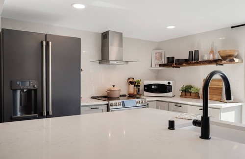 Richland House | Modern, Sleek, Comfortable & Pet Friendly!